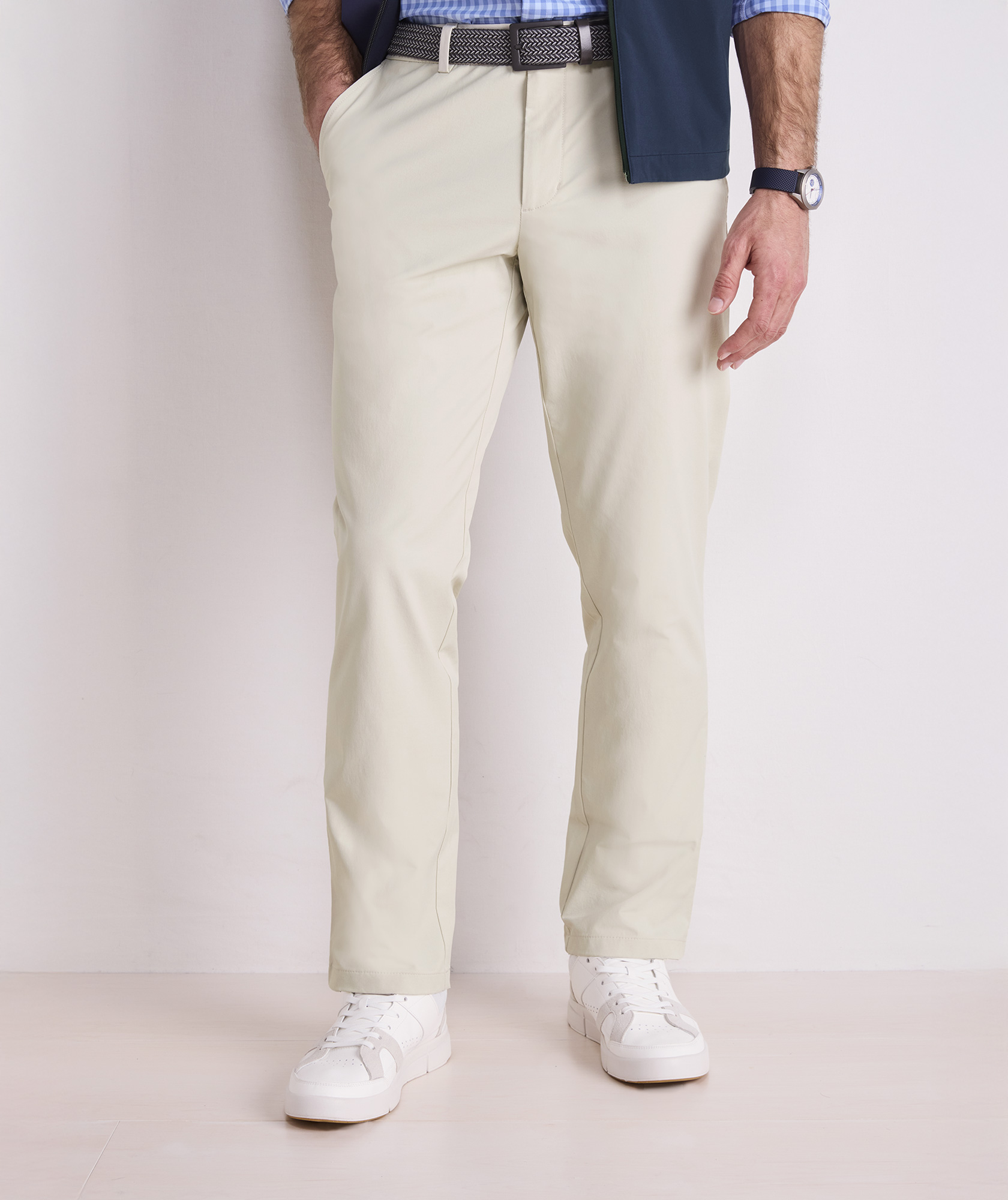 (取寄) ヴィンヤードヴァインズ メンズ ストレート フィット オン-ザ-ゴー パンツ Vineyard Vines men Straight Fit On-the-go Pants Khaki Shop Performance On-The-Go Straight Fit Pants at vineyard vines