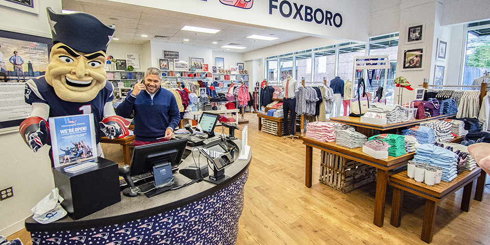 Vineyard Vines offers local sports-themed apparel at new Foxborough pop-up