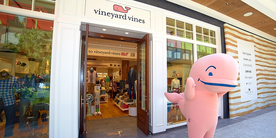 Vineyard Vines Casual Clothing Store, Grand Central, NYC, USA Stock Photo -  Alamy